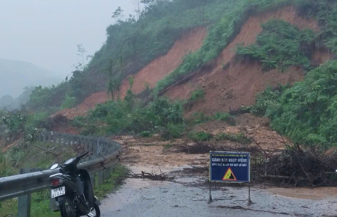 Đơn vị chức năng cắm biển cảnh báo tại vị trí sạt lở Km101+060 trên tuyến đường Trường Sơn Đông. Ảnh: TL.