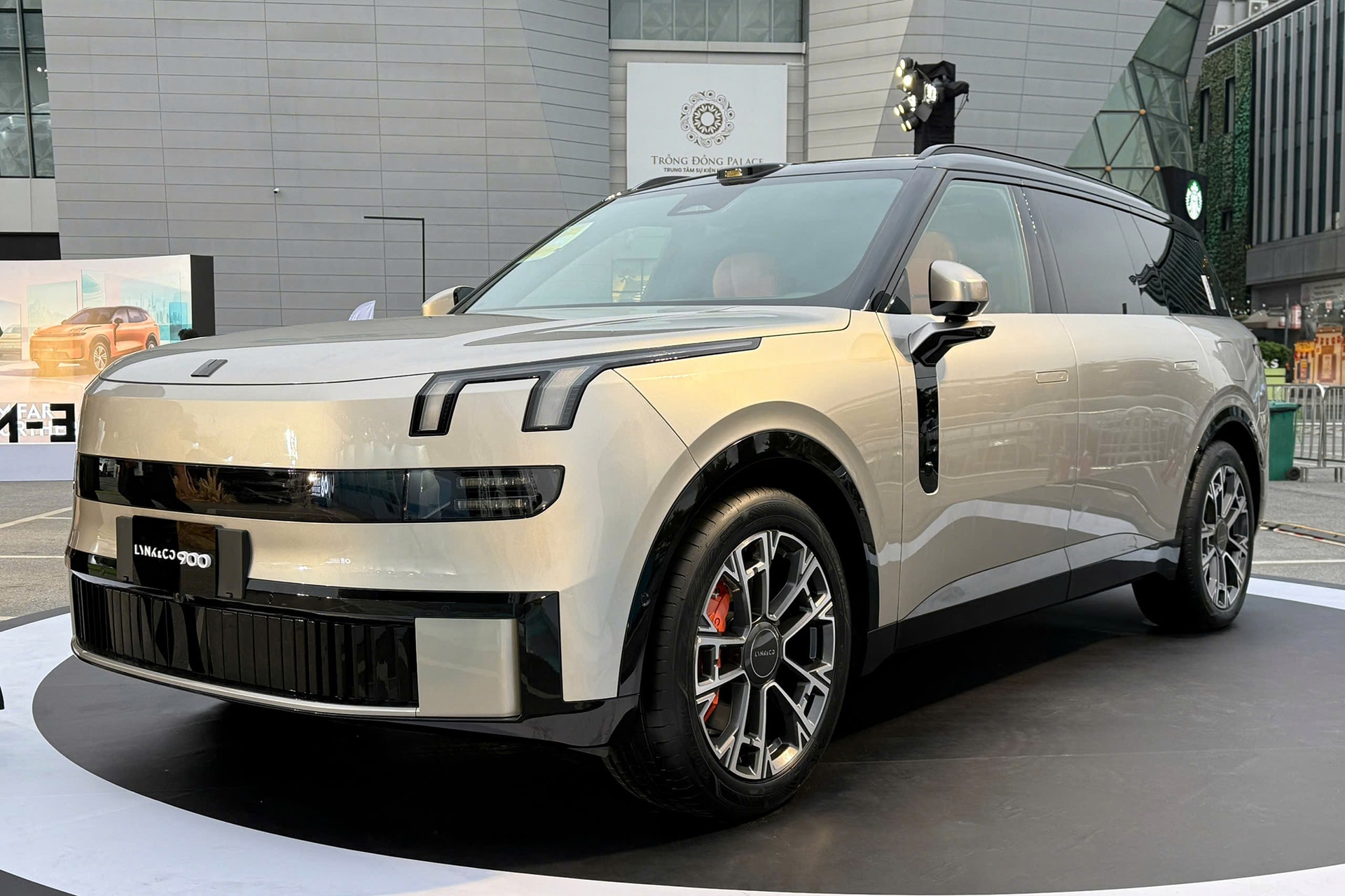 Mẫu xe được trưng bày tại sự kiện ra mắt Lynk & Co 08 - Ảnh: Autodaily