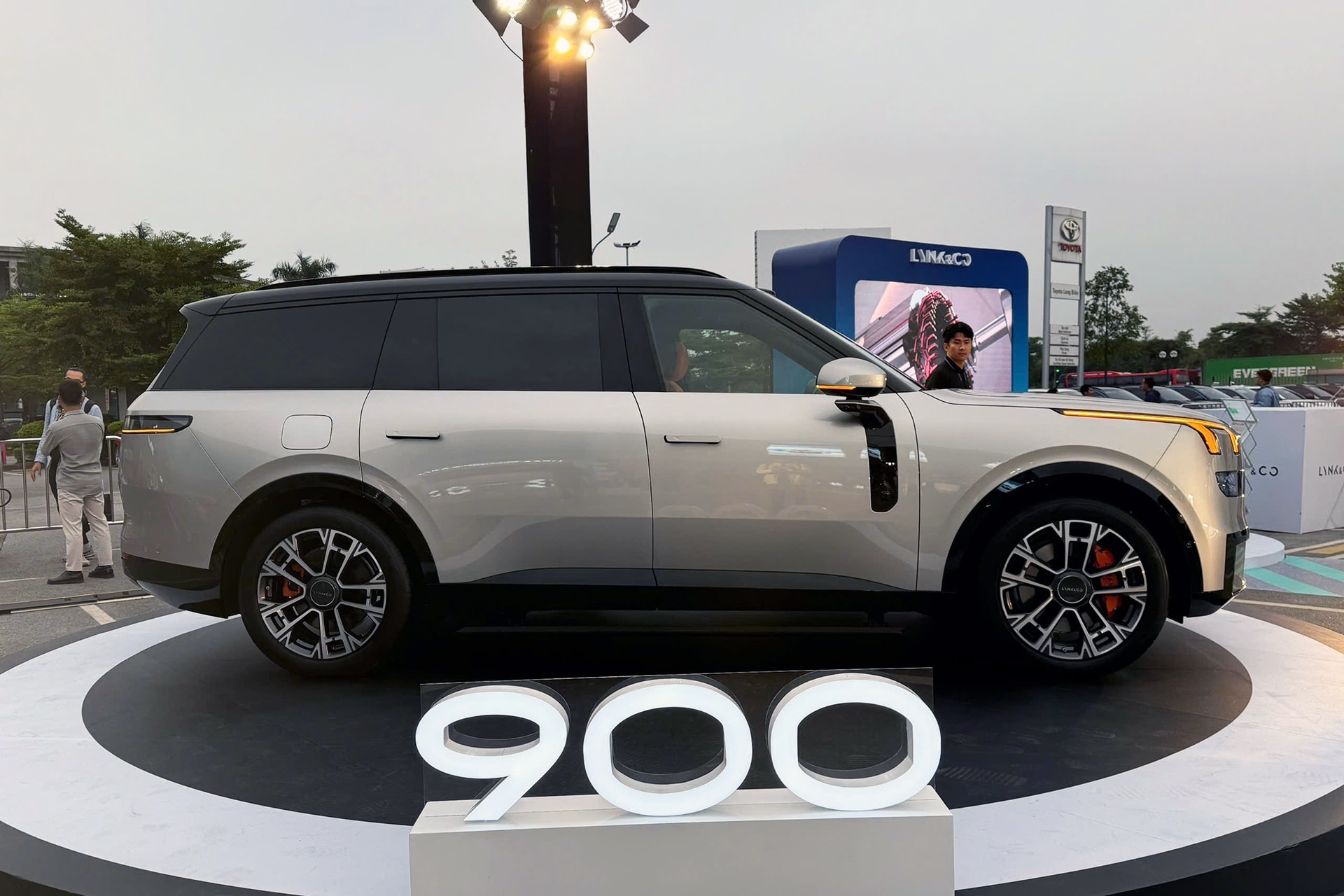 Lynk & Co 900 nằm ở phân khúc SUV cỡ lớn cao cấp - Ảnh: Autodaily