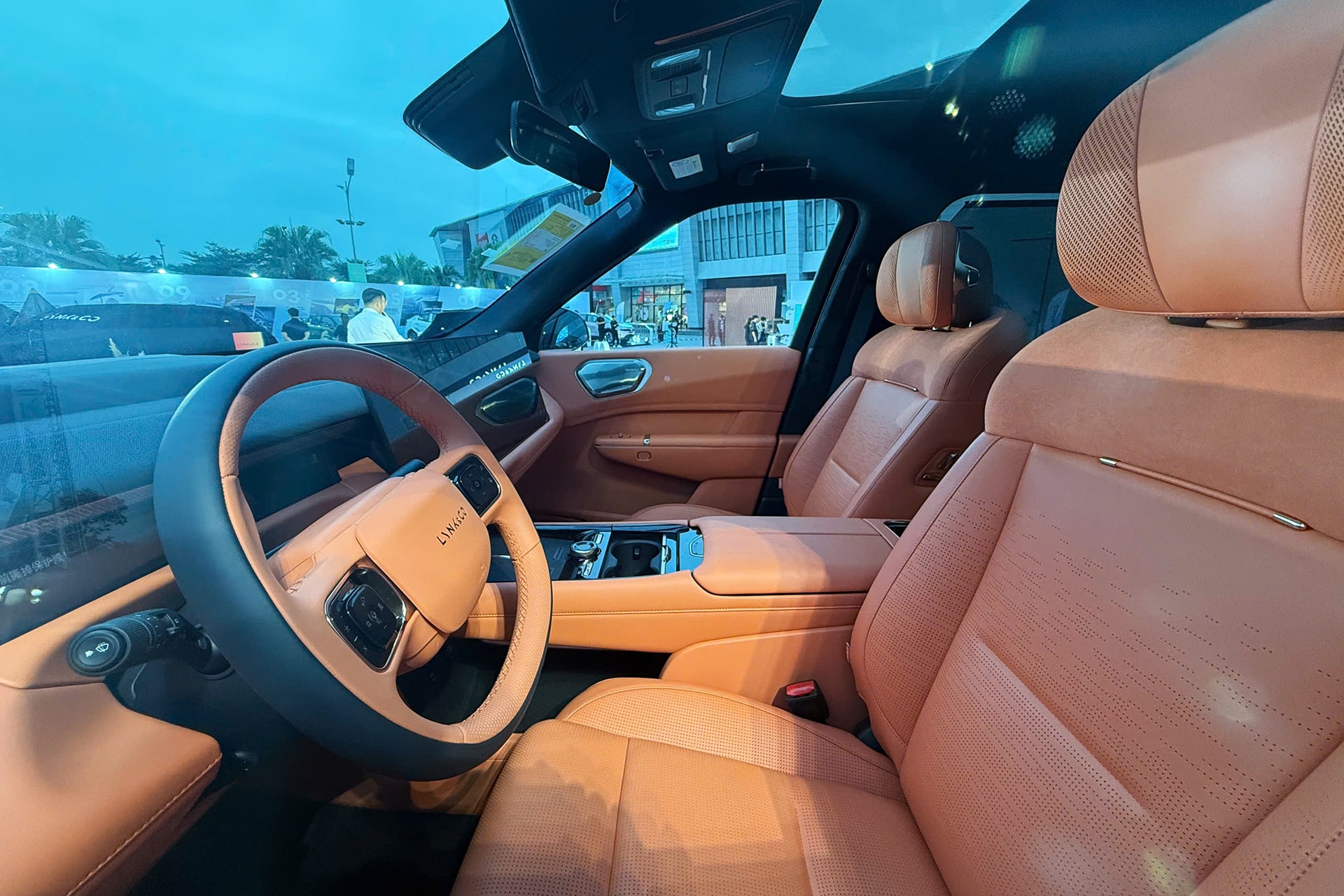 Khu vực khoang lái của Lynk & Co 900 - Ảnh: Autodaily