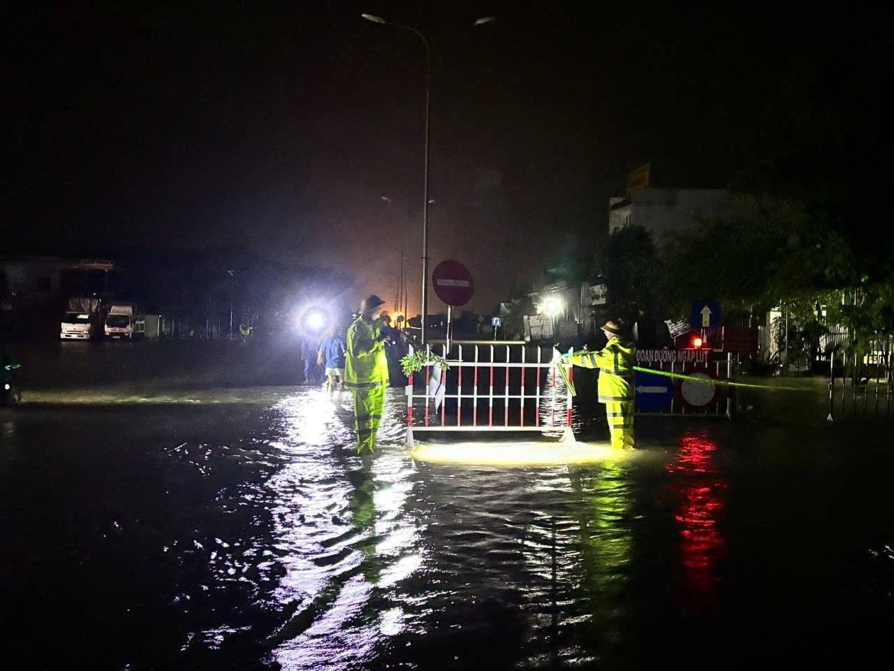 Nhiều tuyến đường tại Đà Nẵng bị ngập sâu, gây khó khăn cho việc lưu thông, lực lượng Cảnh sát giao thông Đà Nẵng xuyên đêm phân luồng giao thông, hỗ trợ người dân di chuyển an toàn qua các điểm ngập nguy hiểm (ảnh Cục CSGT).