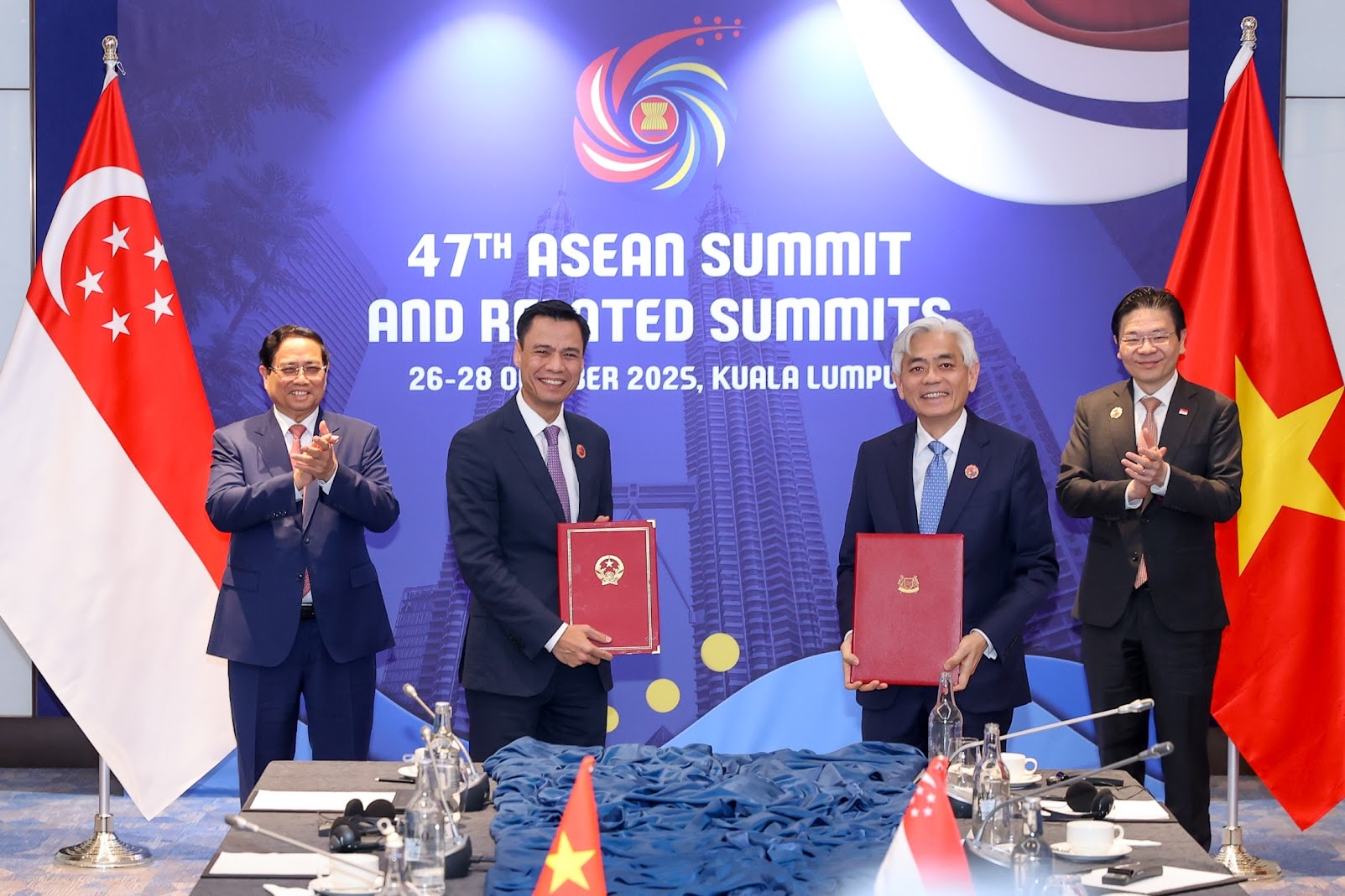 Thủ tướng đề nghị Singapore hỗ trợ phát triển một số ngành công nghiệp chiến lược- Ảnh 3. Thủ tướng đề nghị Singapore hỗ trợ phát triển một số ngành công nghiệp chiến lược- Ảnh 3.