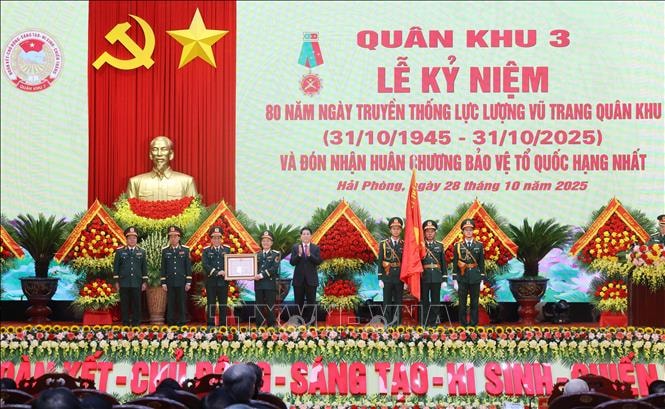 Chủ tịch nước Lương Cường dự Lễ kỷ niệm 80 năm Ngày truyền thống Quân khu 3 - ảnh 3 Hình ảnh: Chủ tịch nước Lương Cường dự Lễ kỷ niệm 80 năm Ngày truyền thống Quân khu 3 số 3