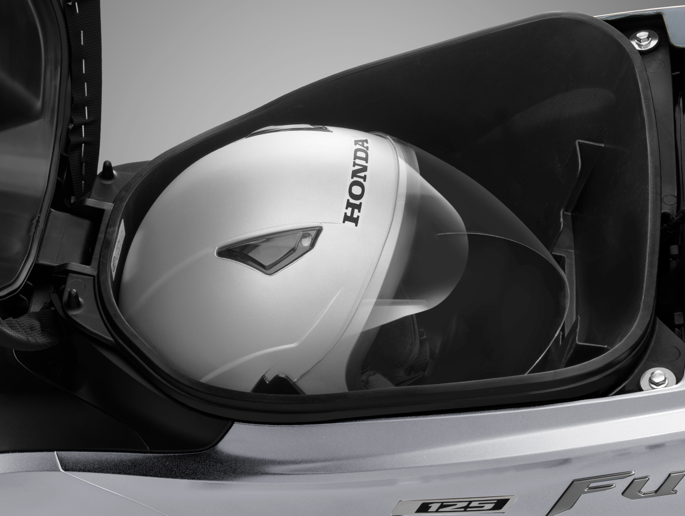 Cốp chứa đồ dưới yên kích thước lớn - Ảnh: HVN