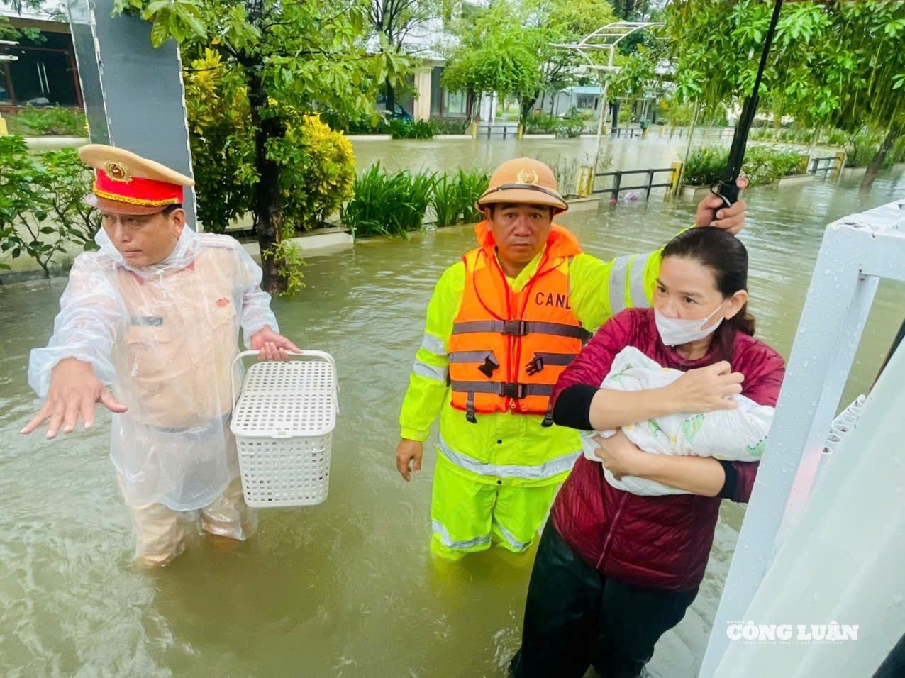 Mưa lũ lịch sử ở Trung Bộ, Bộ Xây dựng kích hoạt ứng phó khẩn cấp. (Ảnh: CVL)