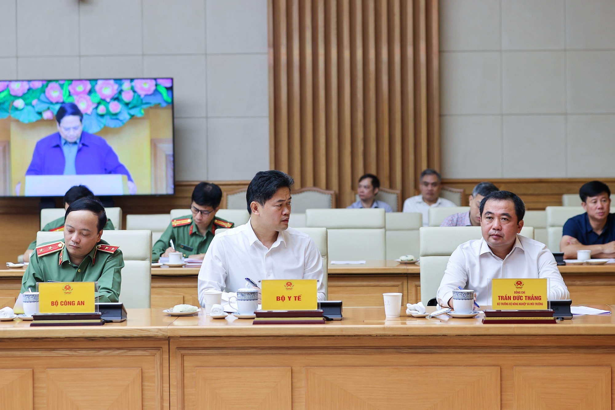 Thủ tướng: Bằng mọi biện pháp phải tiếp tế cho người dân tại những nơi bị cô lập do mưa lũ miền Trung- Ảnh 4.