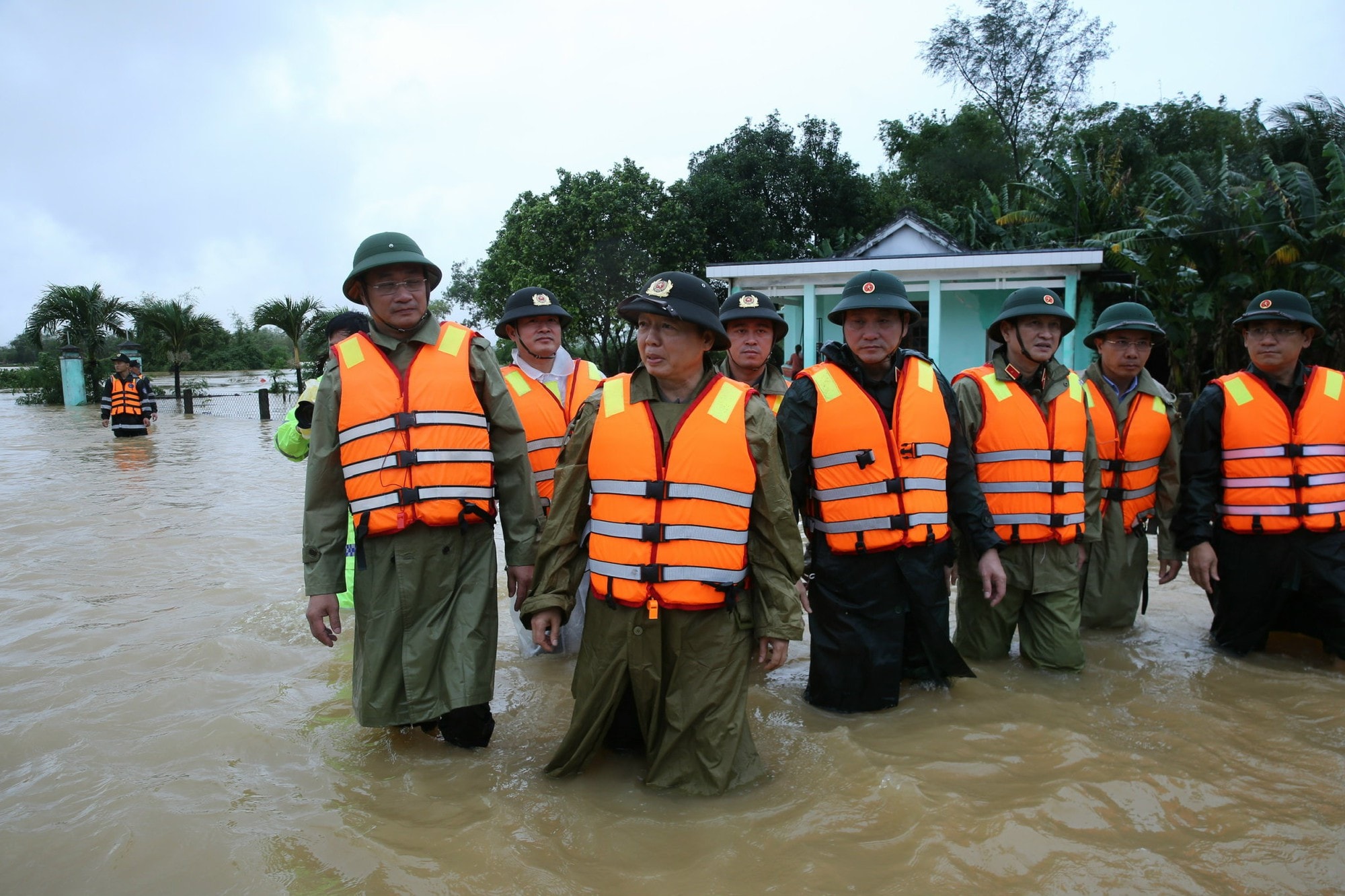 Phó Thủ tướng Trần Hồng Hà thăm hỏi, động viên người dân bị cô lập trong vùng lũ ở Đà Nẵng- Ảnh 1. Phó Thủ tướng Trần Hồng Hà thăm hỏi, động viên người dân bị cô lập trong vùng lũ ở Đà Nẵng- Ảnh 1.