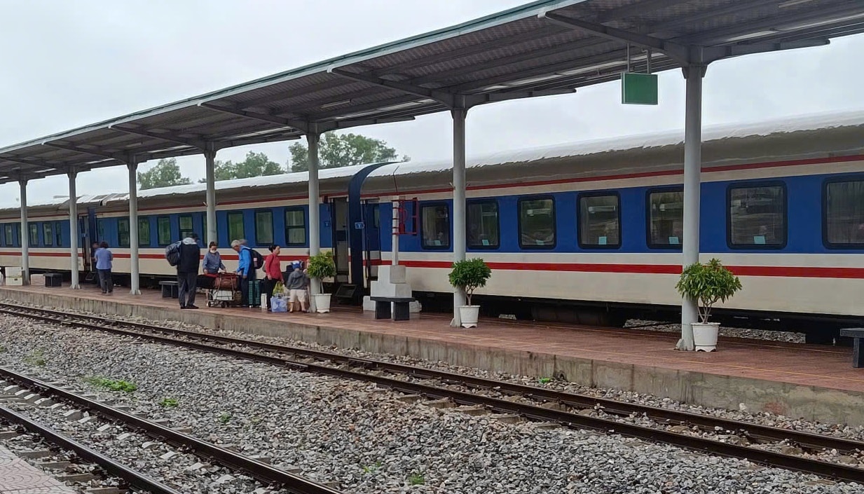 Ngành đường sắt tiếp tục điều chỉnh lịch chạy tàu vì mưa lũ. Ảnh: VN