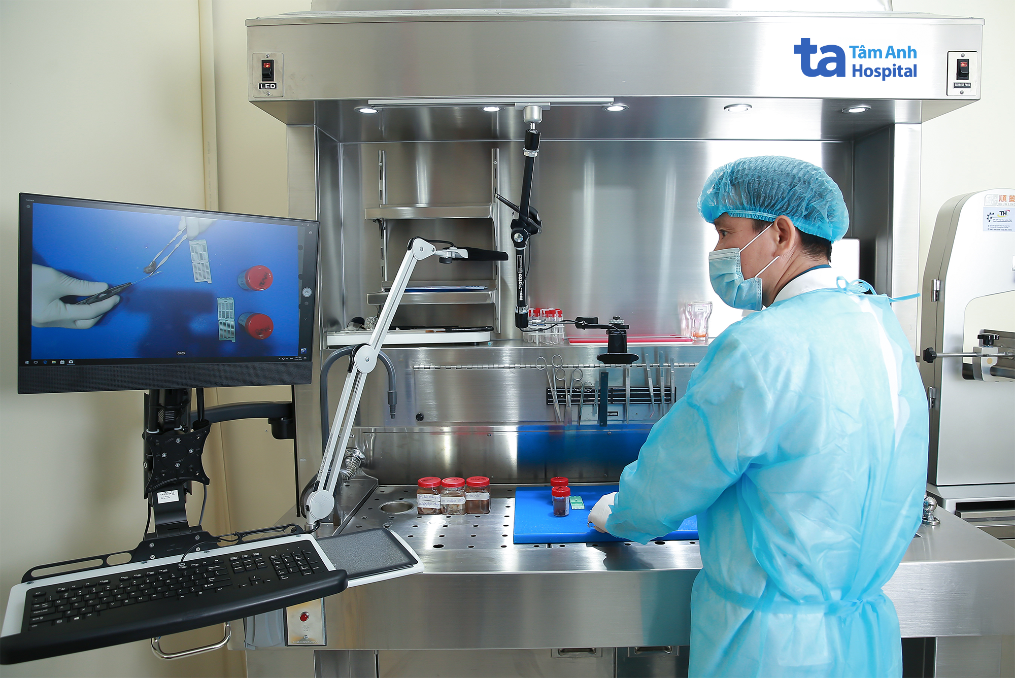 Hệ thống phẫu tích bệnh phẩm Mortech (Mỹ) tích hợp siêu camera, máy tính cấu hình lớn tích hợp phần mềm trí tuệ nhân tạo AI giúp xử lý nhanh chóng số lượng lớn bệnh phẩm với độ chính xác c