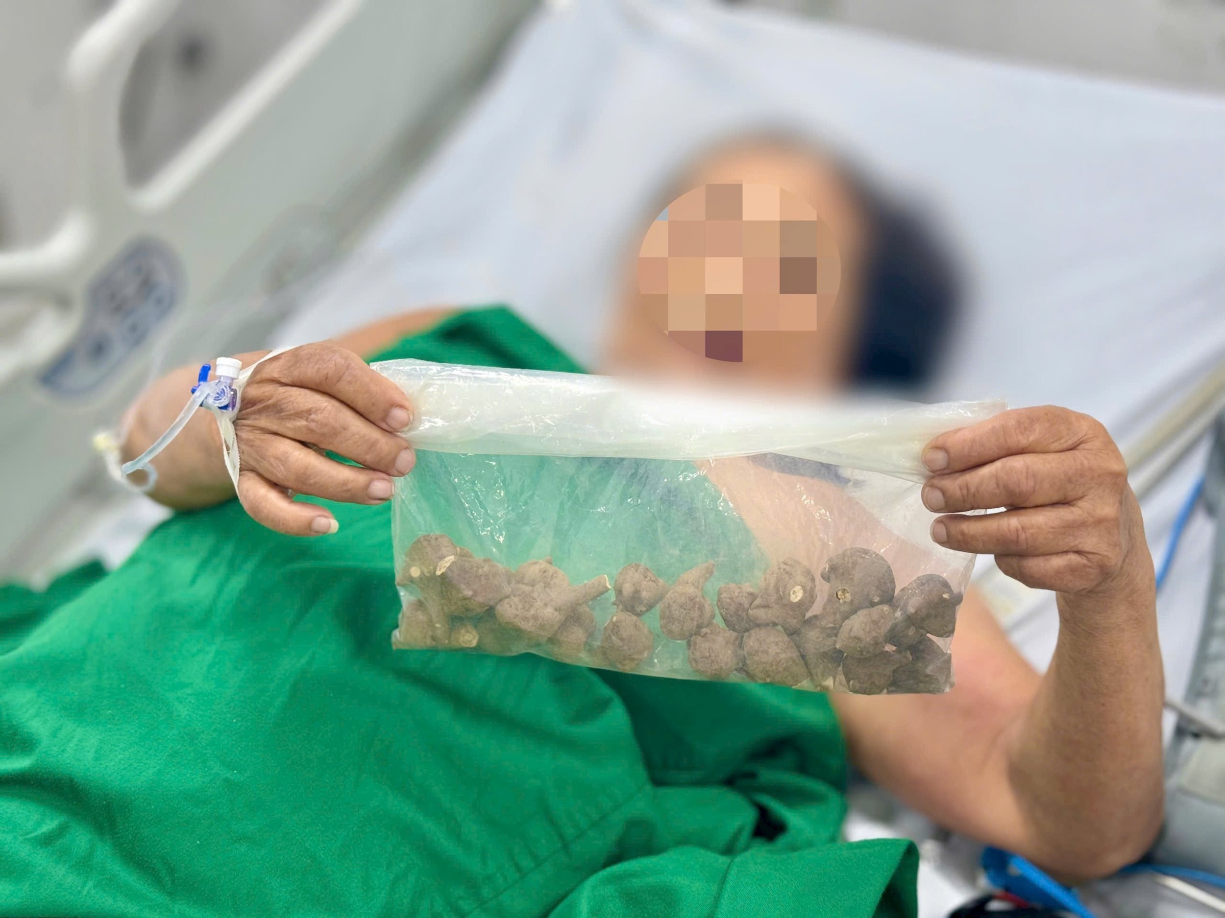 Do đau tái phát, bà đặt mua “củ ấu tầu” qua mạng– hàng được gửi từ vùng cao, với mục đích nấu nước uống chữa khớp.