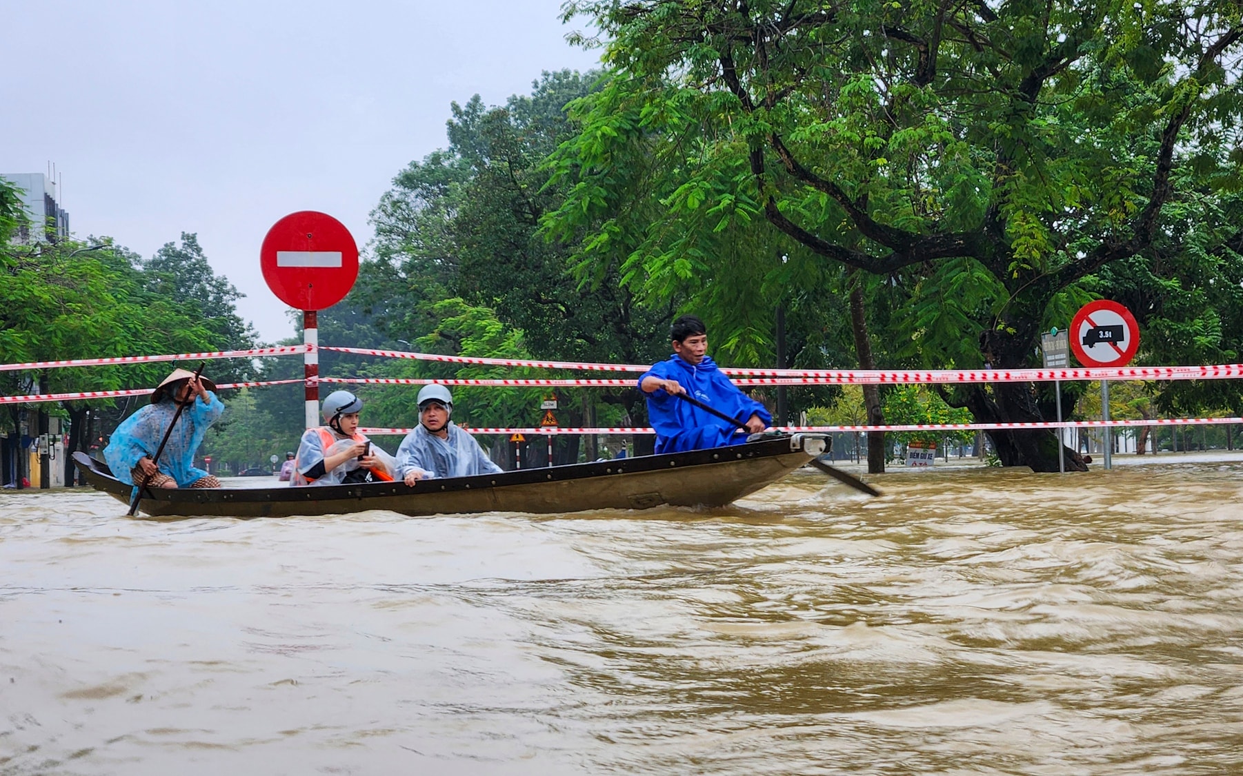 Từ sáng sớm 29/10 đến đêm 30/10, ở khu vực TP Huế và TP Đà Nẵng có mưa to đến rất to với lượng mưa phổ biến 120-250mm, cục bộ có nơi trên 400mm; khu vực Nam Quảng Trị và phía Đông tỉnh Quảng Ngãi mưa rất to trên 350mm.