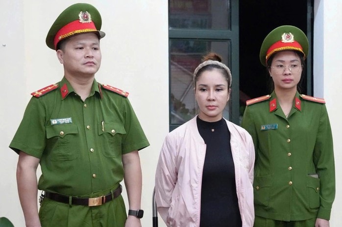 Nữ hiệu trưởng xinh đẹp và kế toán bị bắt giữ - Ảnh 1.