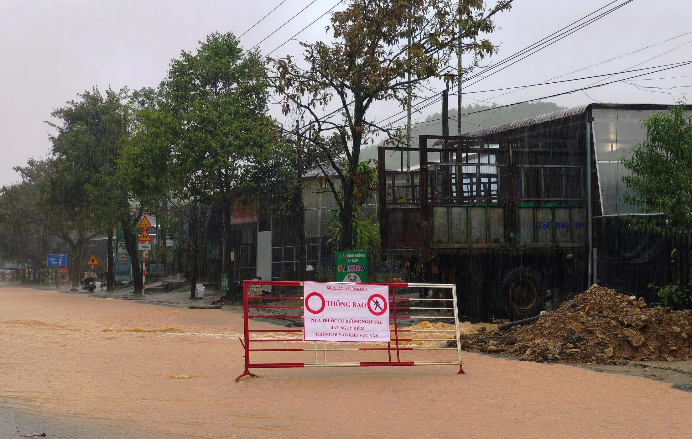 Mưa lũ gây thiệt hại lớn với hạ tầng giao thông đường bộ tại Quảng Trị và Huế. Ảnh: HS.