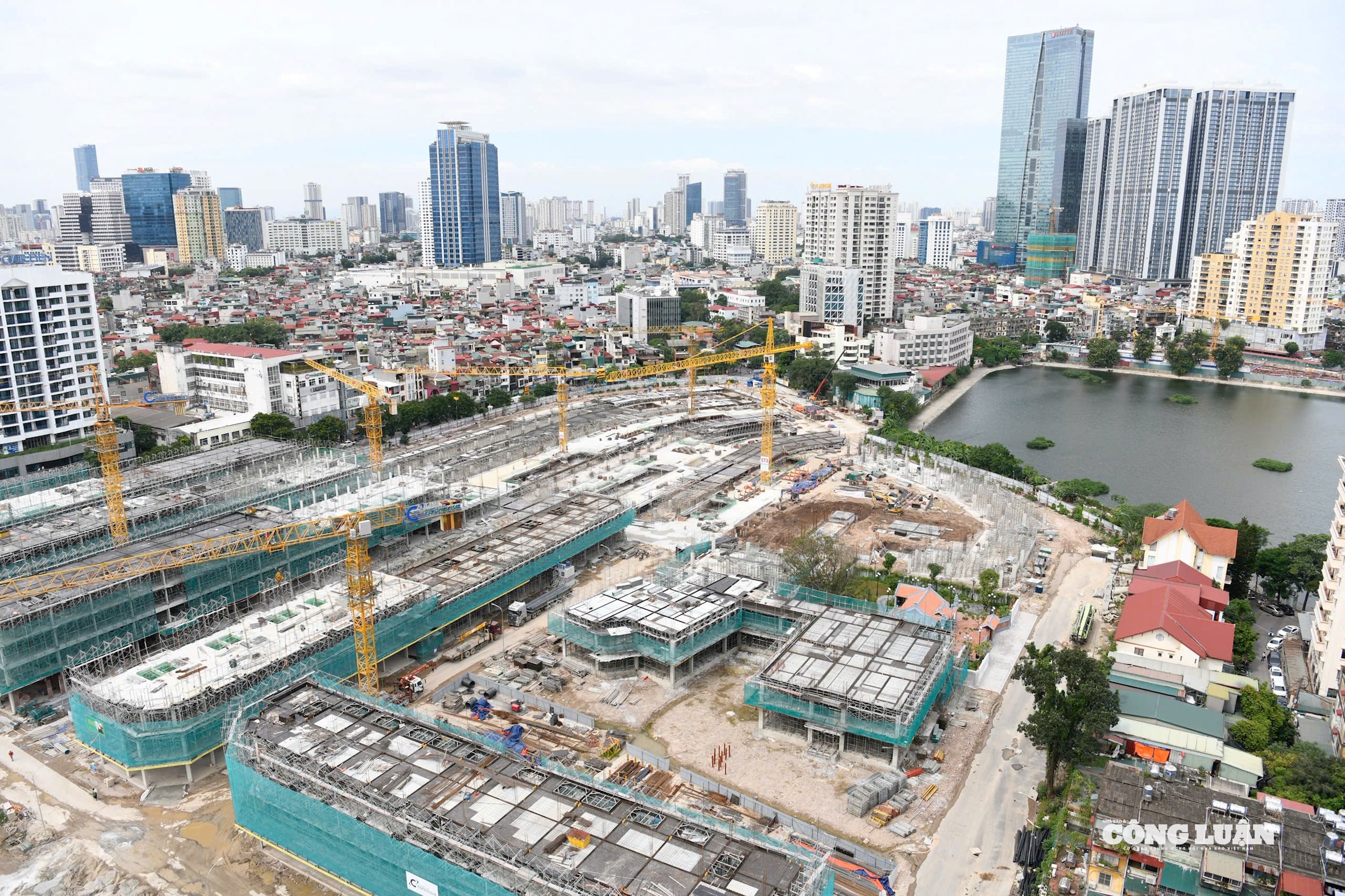 Sau nhiều năm chờ đợi, khu “đất vàng” 148 Giảng Võ nay trở thành đại công trường nghìn tỷ, hứa hẹn tạo dựng khu đô thị hiện đại, đổi mới diện mạo trung tâm Hà Nội.