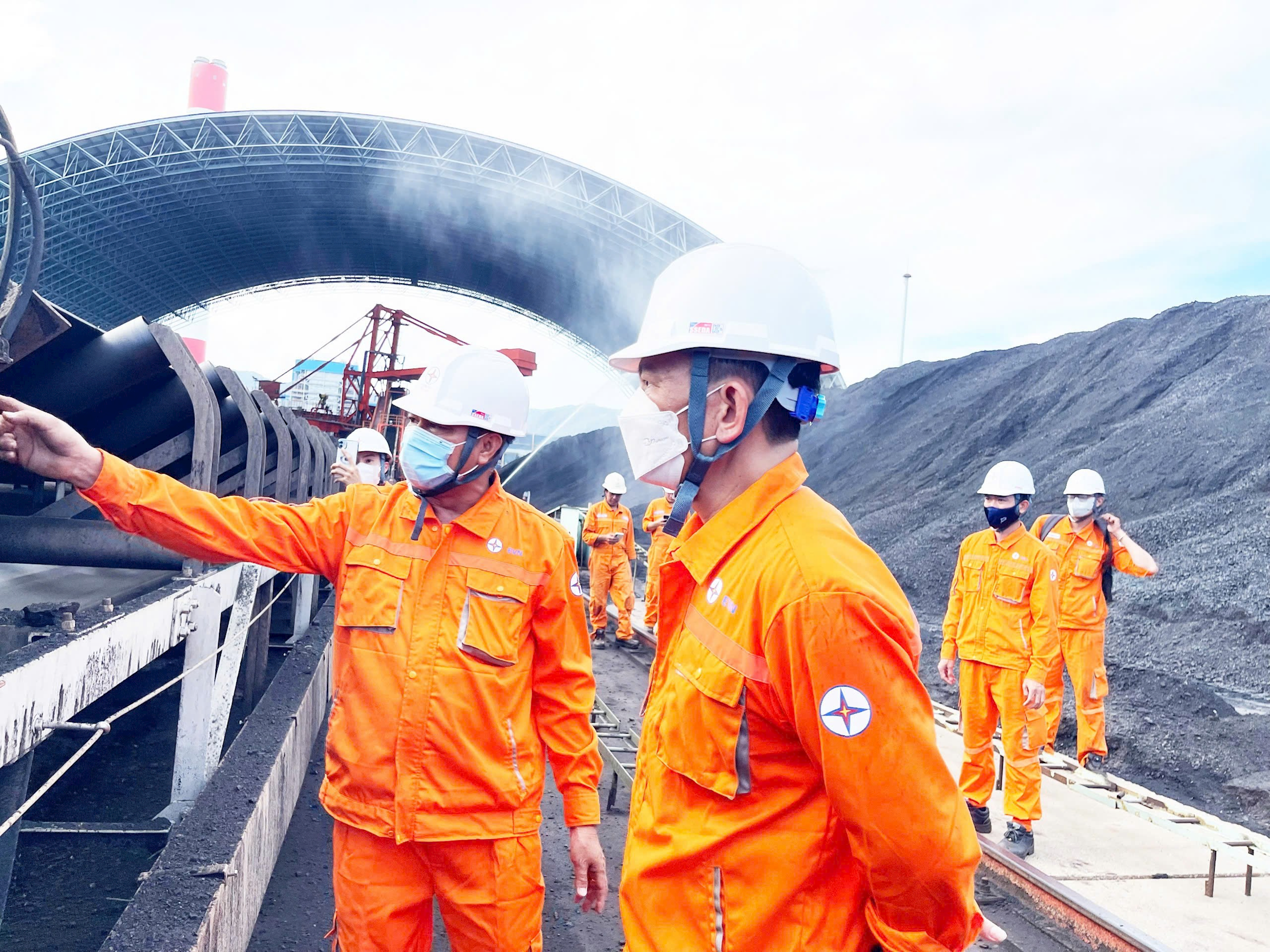 Giám đốc Nhà máy Nhiệt điện Vĩnh Tân 4 Vũ Thanh Hải trực tiếp kiểm tra công tác vận hành tại các Phân xưởng.