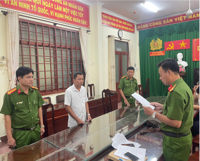 Vĩnh Long: Giám đốc chi nhánh bị bắt vì lừa đảo bán đất cho nhiều người - Ảnh 1. Vĩnh Long: Giám đốc chi nhánh bị bắt vì lừa đảo bán đất cho nhiều người - Ảnh 1.