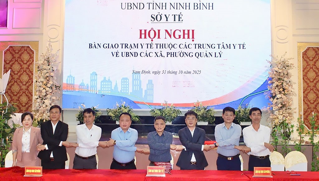 bàn giaoĐại diện các bên đã ký kết biên bản bàn giao nguyên tắc, thống nhất kế hoạch phối hợp để các Trạm Y tế sớm ổn định tổ chức, hoạt động hiệu quả sau khi chuyển giao.