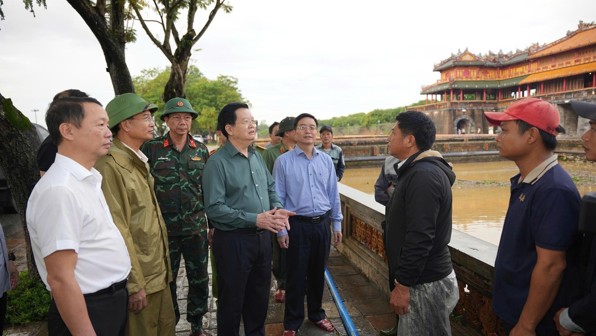 Phó Thủ tướng Mai Văn Chính kiểm tra công tác khắc phục mưa lũ tại khu vực Ngọ Môn-Đại Nội Huế- Ảnh 2.