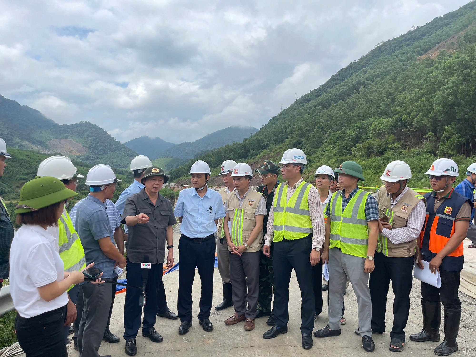 Đánh giá lại địa chất, nghiên cứu kỹ phương án khắc phục dứt điểm sạt lở, nứt mặt đường cao tốc La Sơn - Hoà Liên- Ảnh 3.