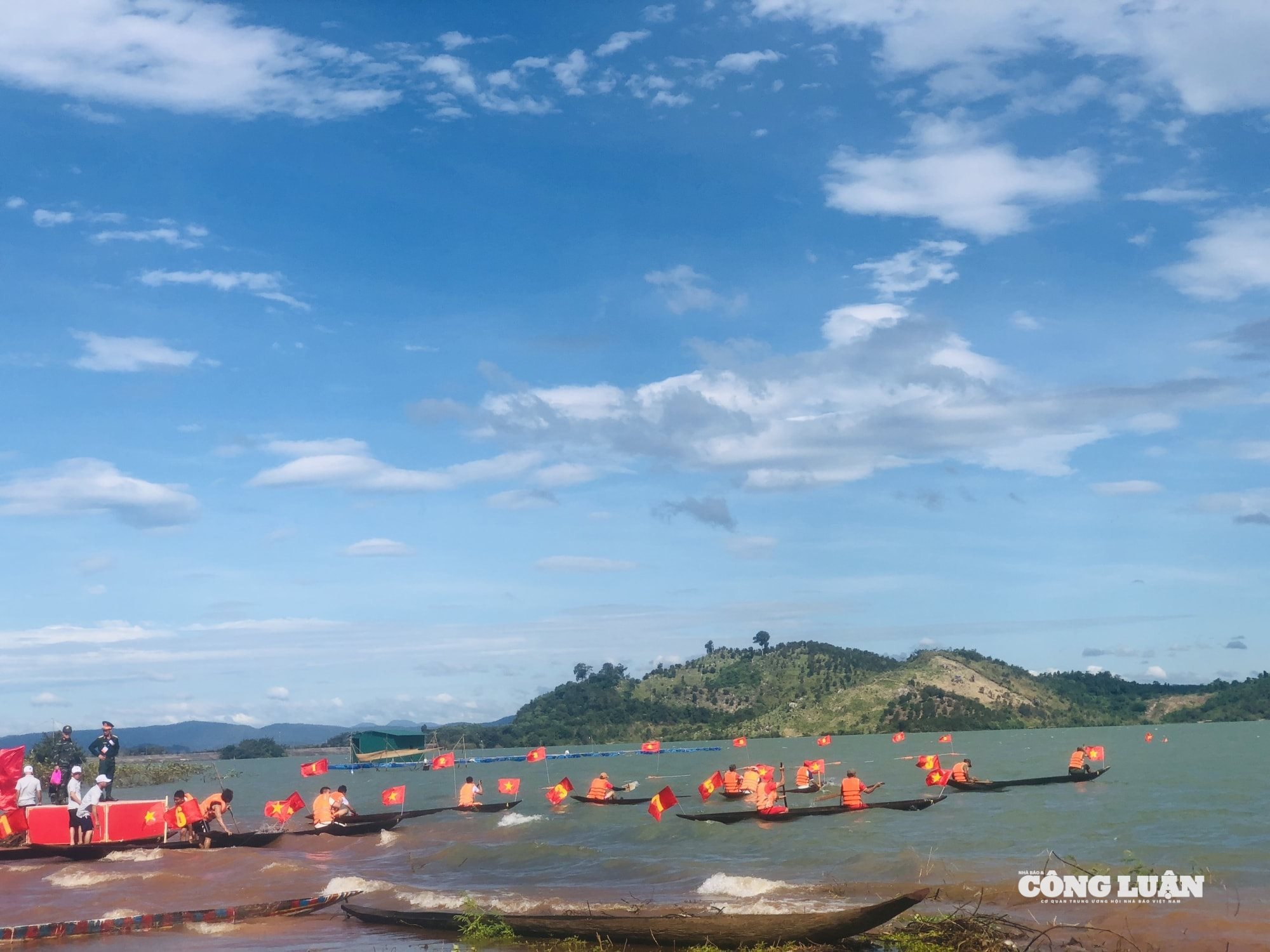 congluan-cdn.congluan.vn-files-content-2023-11-17-_gia-lai-soi-noi-hoi-dua-thuyen-doc-moc-tren-dong-po-co-huyen-thoai-144002471(1).jpg