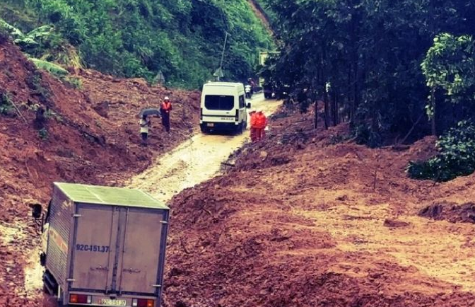 Mưa lũ đã gây sạt lở nghiêm trọng đường Hồ Chí Minh qua khu vực đèo Lò Xo. Ảnh: TL.