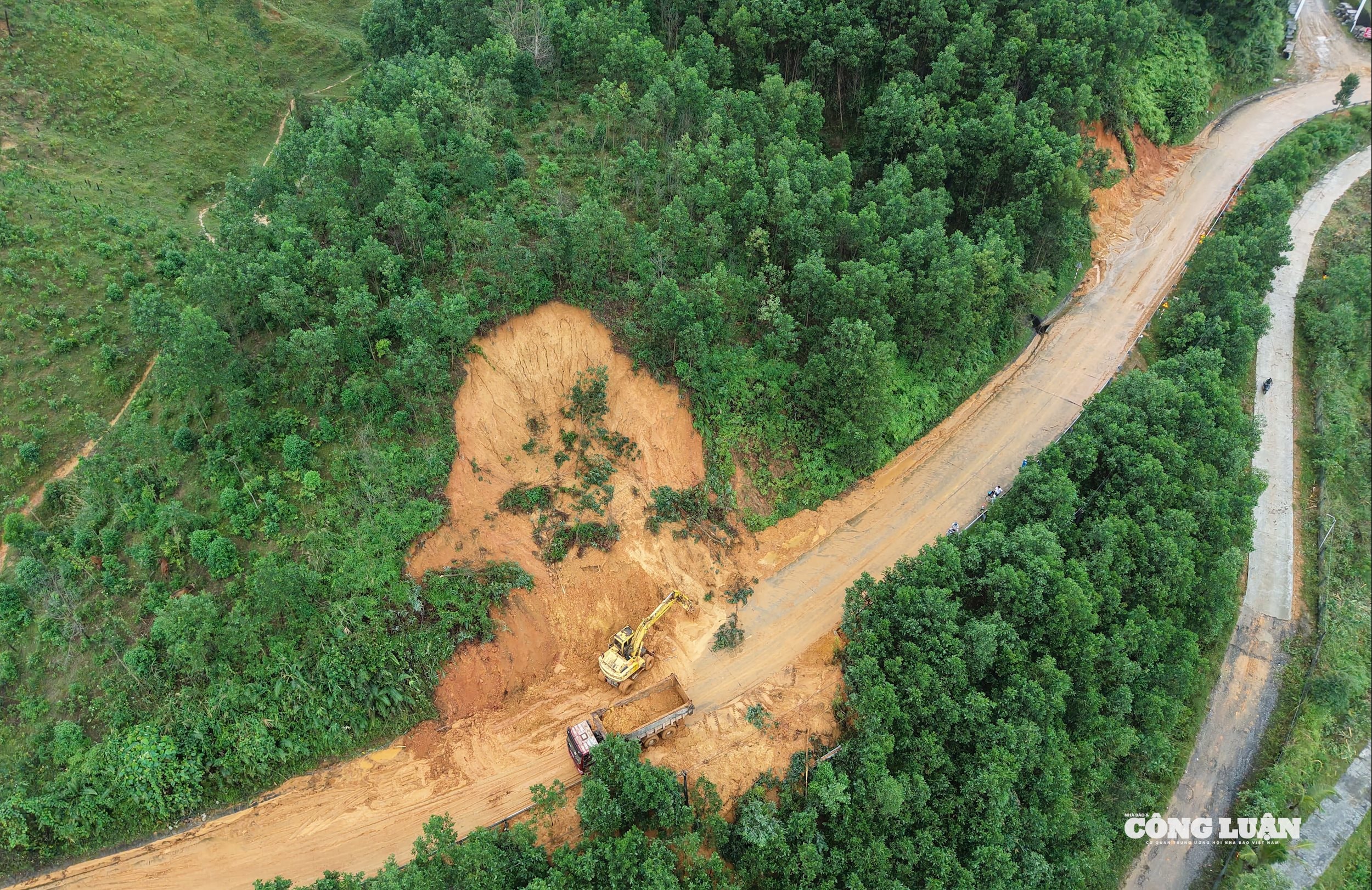 Ngay sau khi thiên tai xảy ra, các đơn vị thuộc Khu Quản lý đường bộ II đã huy động tối đa lực lượng, phương tiện và phối hợp với các lực lượng chức năng khẩn trương khắc phục, đảm bảo giao thông an toàn.