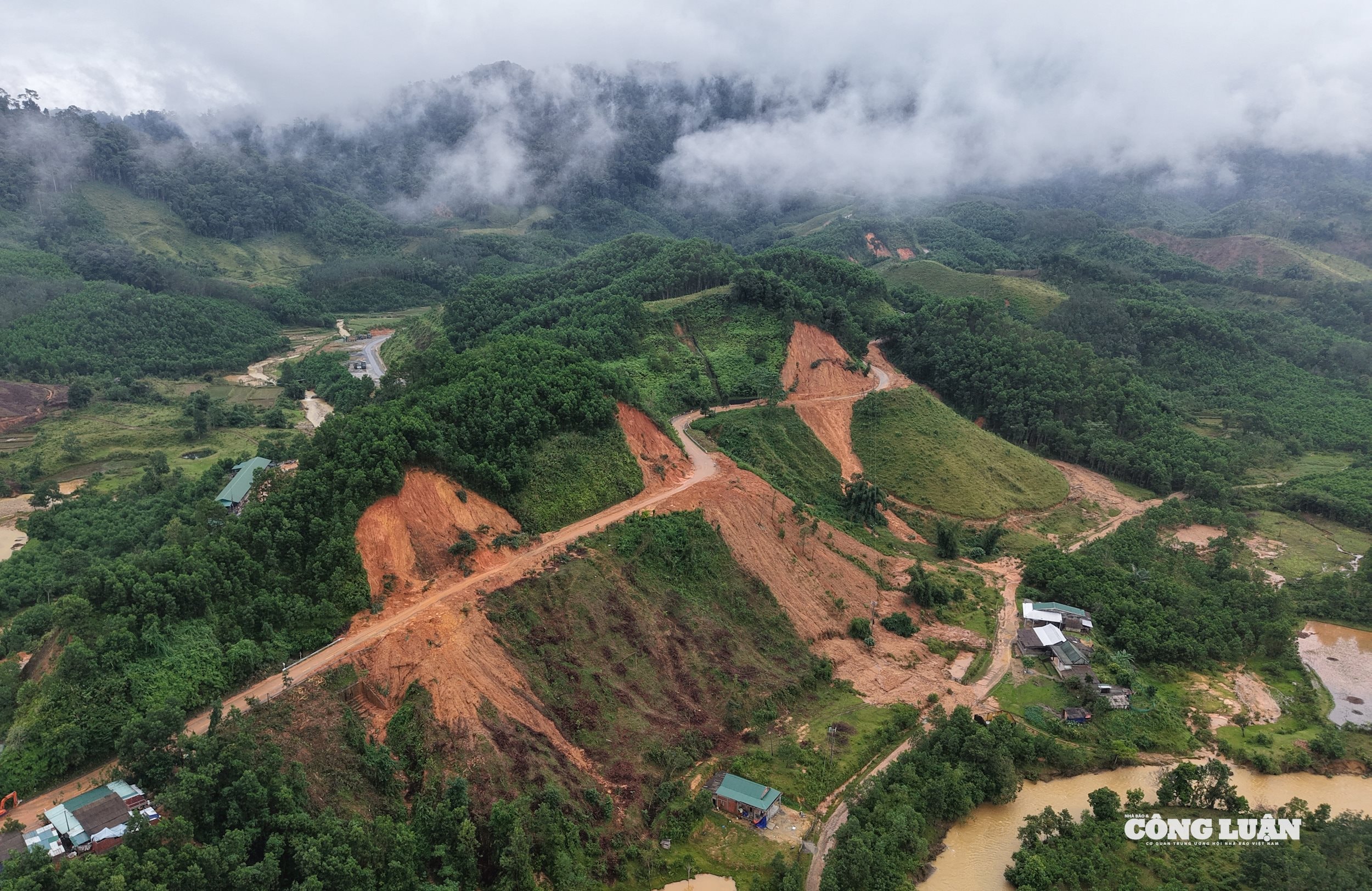 Ảnh hưởng của đợt mưa lớn kéo những ngày qua đã gây sạt lở nhiều vị trí trên đường Hồ Chí Minh nhánh Tây qua địa bàn TP.Huế.