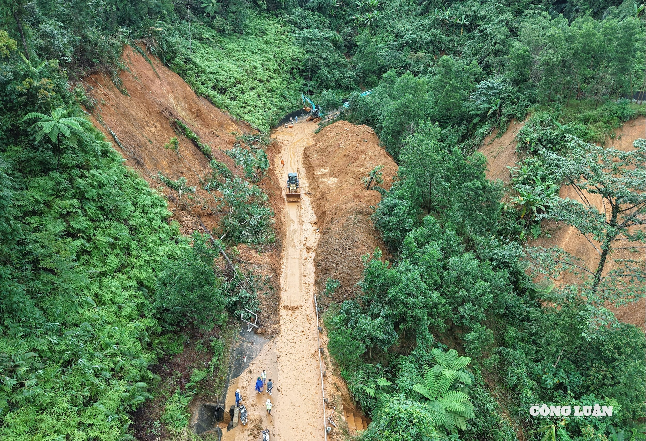 Đại diện Văn phòng Khu quản lý đường bộ II.5 (Khu quản lý đường bộ II - Cục Đường bộ Việt Nam) thông tin, ước tính sơ bộ sạt lở taluy dương đường Hồ Chí Minh nhánh Tây qua TP.Huế khoảng 180.000m3 với 49 vị trí. Trong đó có 26 vị trí tắc giao thông, dự kiến thông xe trong ngày 2/11.