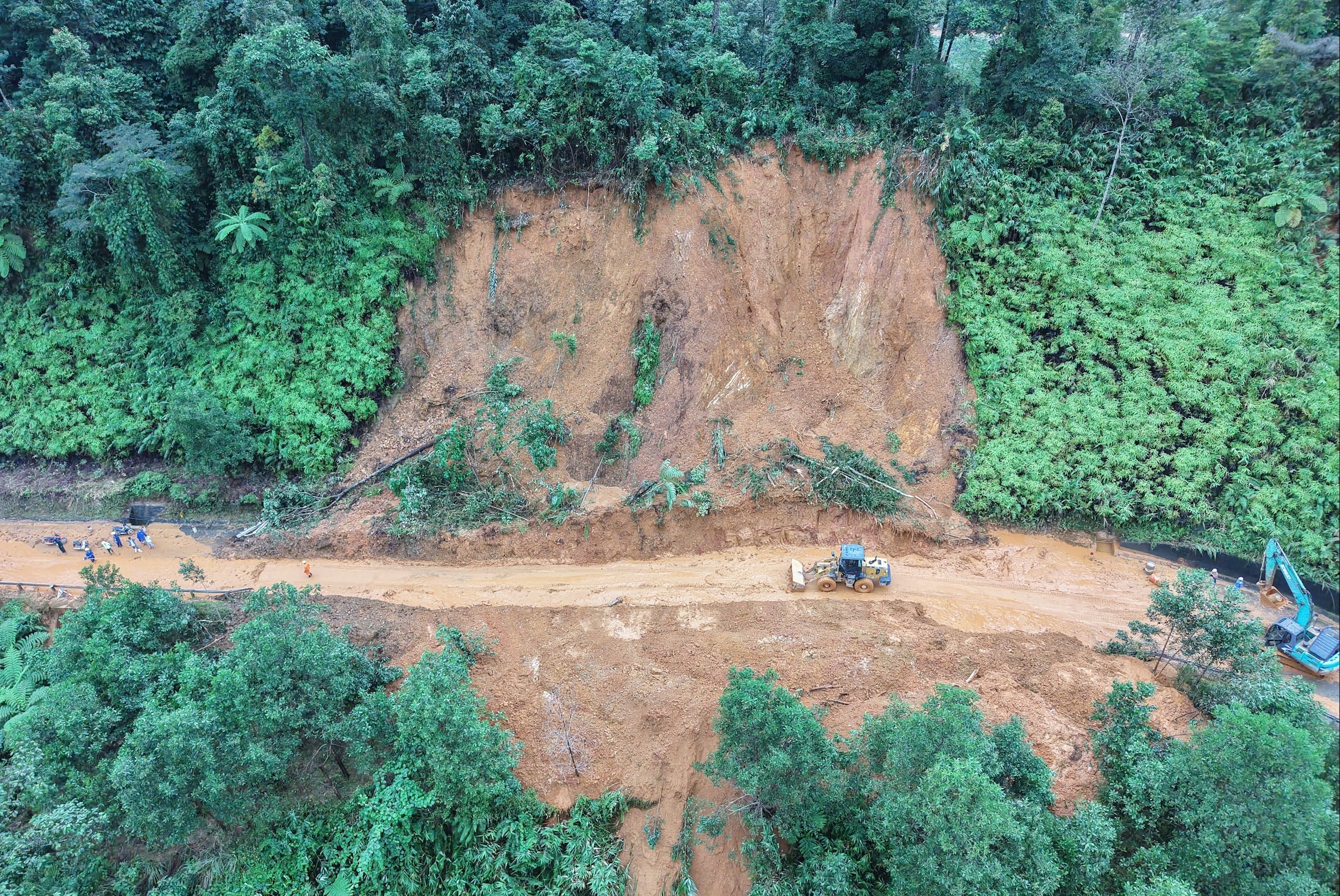 Một lượng đất đá lớn tràn xuống mặt đường gây ách tắc.