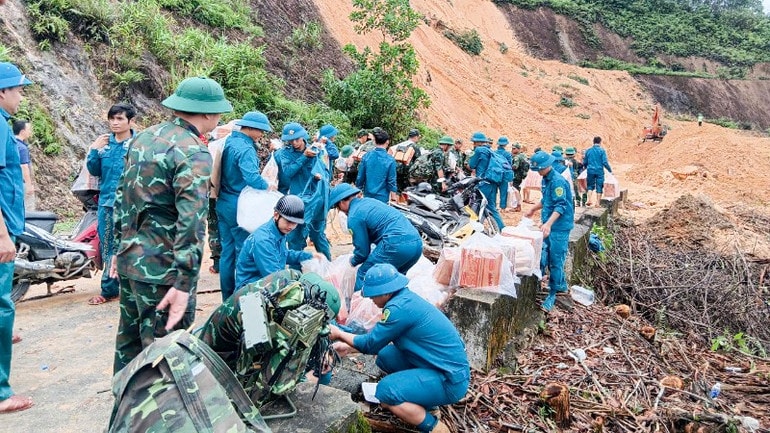 Các lực lượng chuẩn bị đầy đủ lương thực, thực phẩm gồm mì tôm, gạo, bánh chưng, lương khô, thuốc men và các đồ tiêu dùng khác để mang vào cho người dân (ảnh: Báo Nhân Dân).