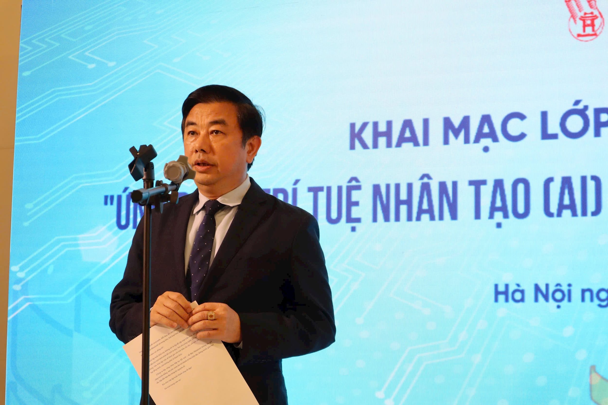 Tổng Biên tập Báo Hànộimới Nguyễn Minh Đức phát biểu khai mạc lớp tập huấn ngày 23/10 . Ảnh: Nguyễn Mai