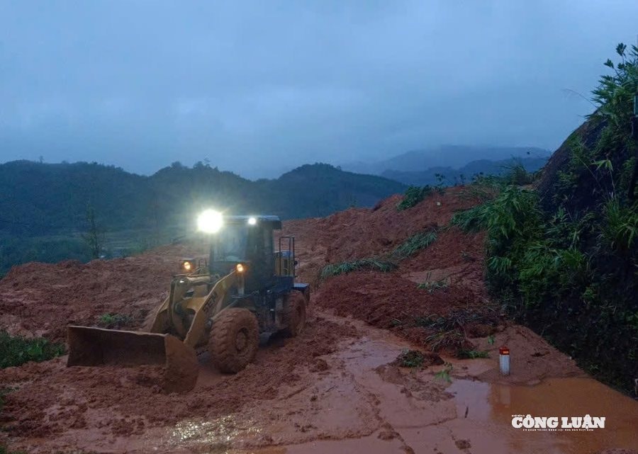 Công nhân ngành đường bộ làm việc ngày đêm để sớm thông tuyến.