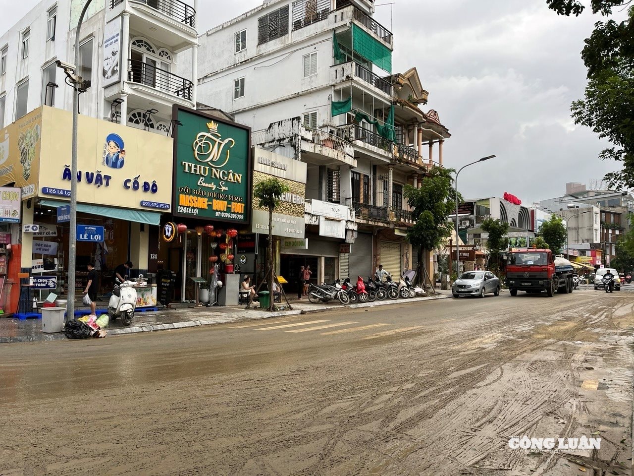 Công tác vệ sinh tại tuyến đường Lê Lợi được thực hiện hết sức khẩn trương.