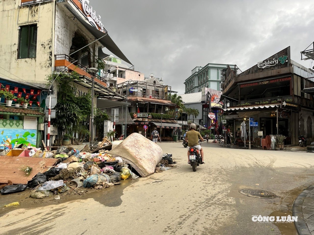 Khối lượng rác thải sau mưa lũ là quá lớn.