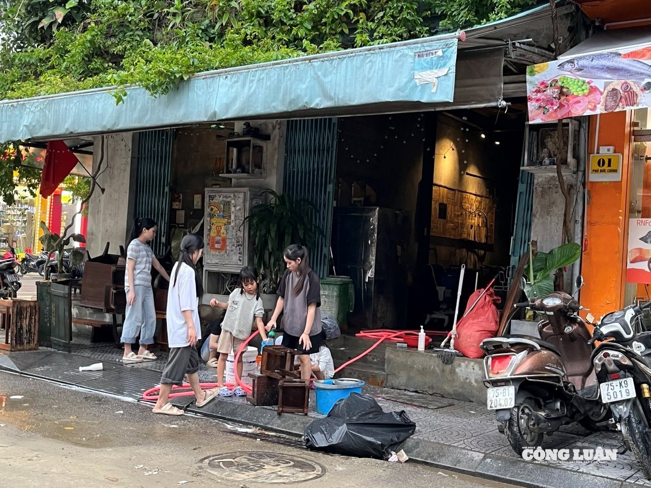 Nhiều bạn nhỏ cũng phụ giúp gia đình dọn dẹp sau lũ dữ.