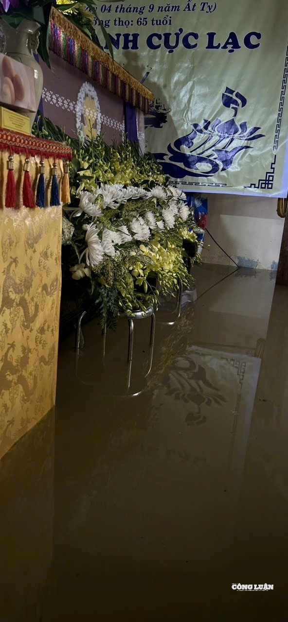 Chiếc quan tài mặc dù đã được hàng xóm kê lên cao, nhưng nước lũ lên cao