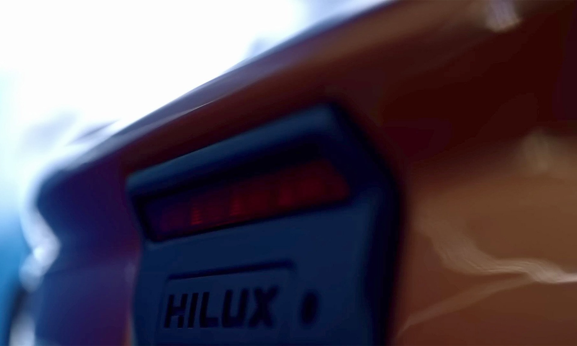 Tay nắm cửa sau và đèn phanh thứ 3 mới - Ảnh: Toyota