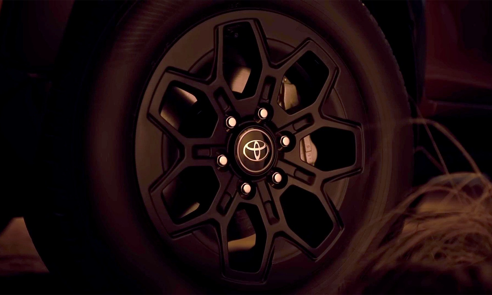 Vảnh hợp kim 7 chấu thiết kế mới - Ảnh: Toyota