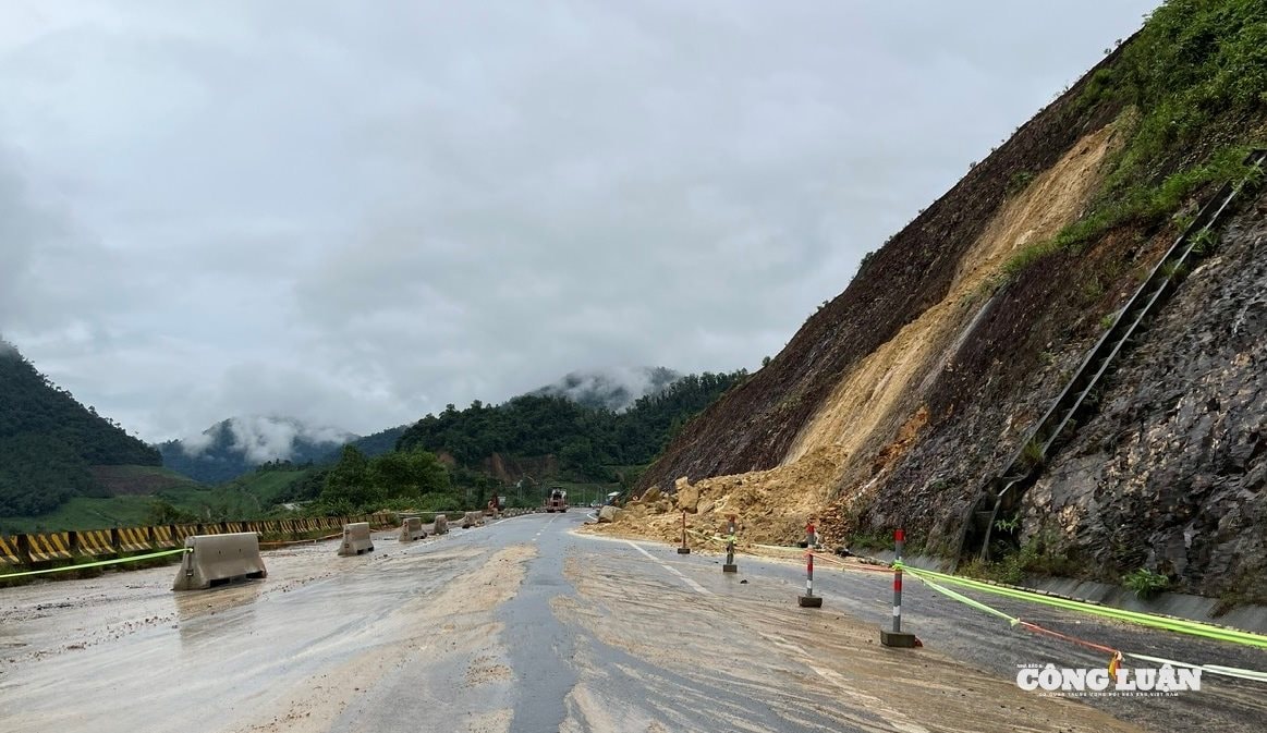 Nước vẫn chảy ra rất nhiều từ các vị trí mái taluy.