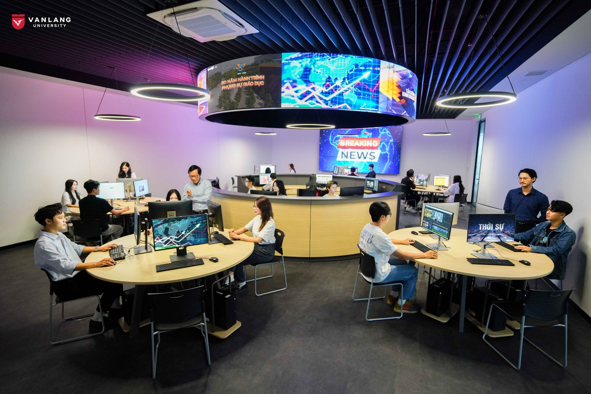 Toà soạn hội tụ truyền thông không còn là xu hướng, mà là yêu cầu bắt buộc. (Ảnh minh hoạ, nguồn: Vanlang)