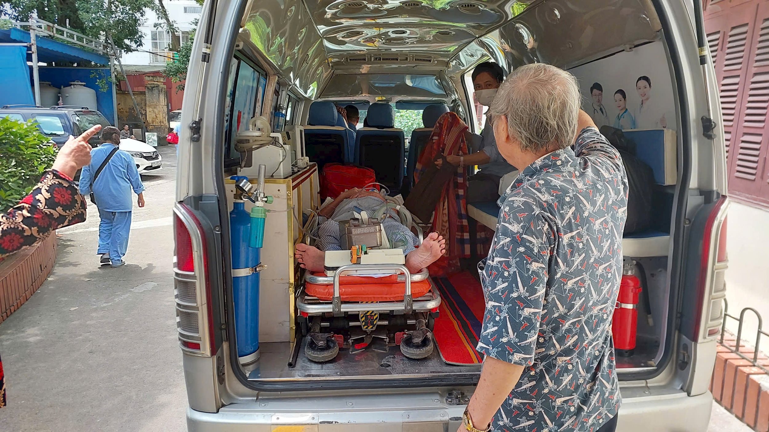 Hình ảnh gia đình đưa BN Đ.V.D lên xe rời khỏi Bệnh viện Bạch Mai ngày 19/9/2025