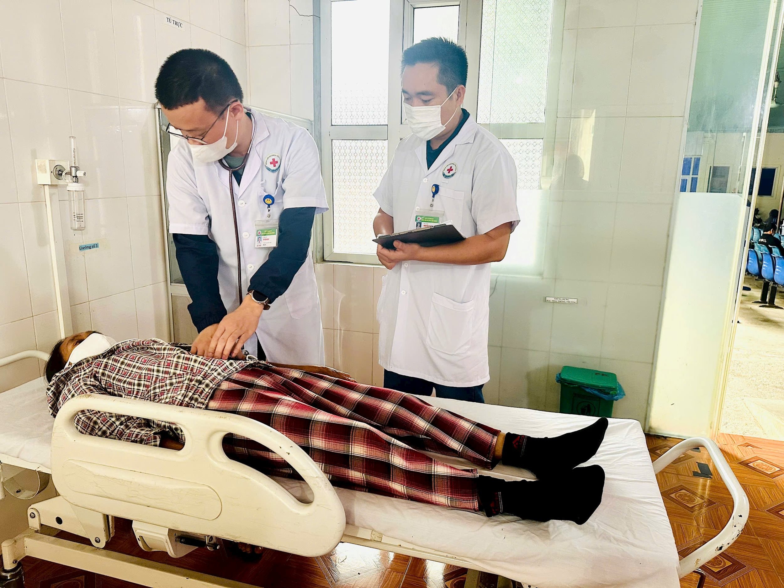 Bs Đạt và ĐIều dưỡng Khánh