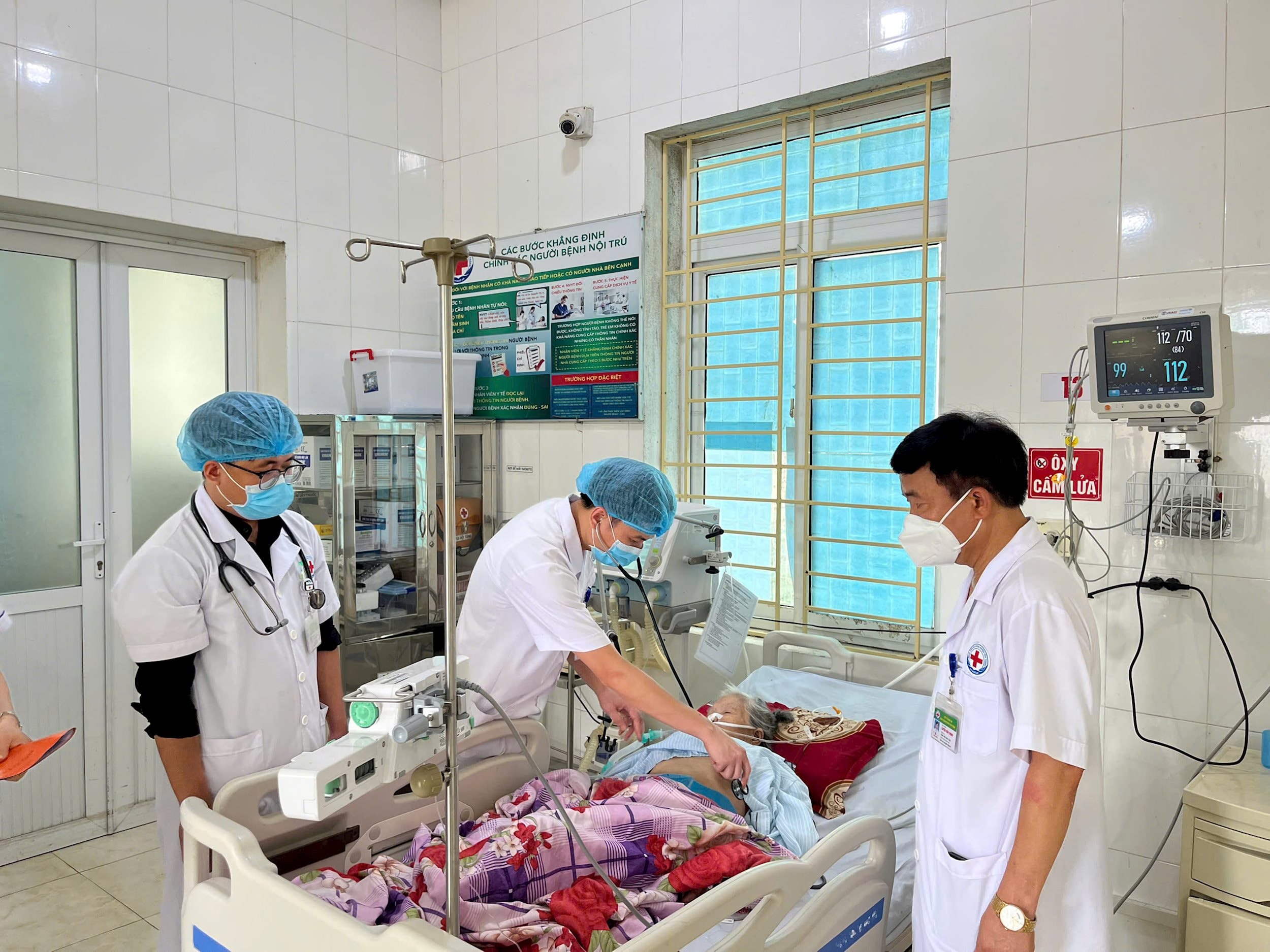 Bs Trịnh kiểm tra công tác khám, chữa bệnh tại Khoa hồi sức cấp cứu