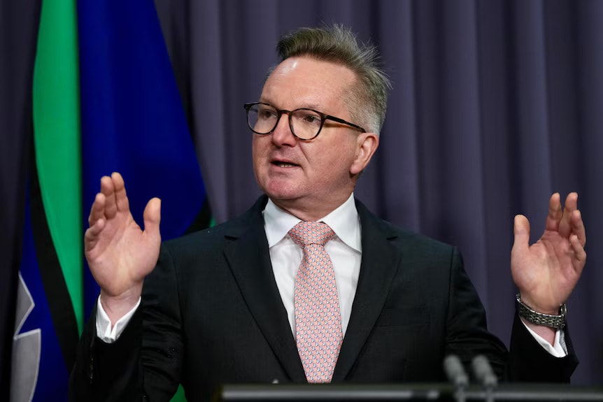 Chris Bowen ជឿជាក់ថាអ្នកដែលប្រើប្រាស់អគ្គិសនីក្នុងអំឡុងពេលអាហារថ្ងៃត្រង់នឹងទទួលបានអត្ថប្រយោជន៍ដោយផ្ទាល់។ រូបថត៖ ABC News/Callum Flinn។