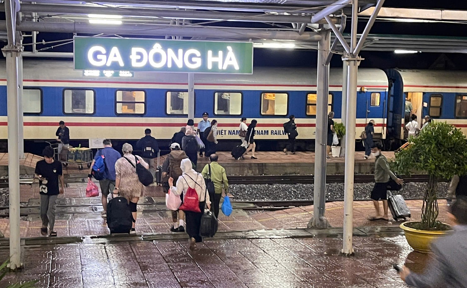 Hành khách được chuyển tải bằng đường bộ giữa ga Huế - ga Đông Hà do mưa lũ phức tạp tại khu vực miền Trung. Ảnh: VNR.