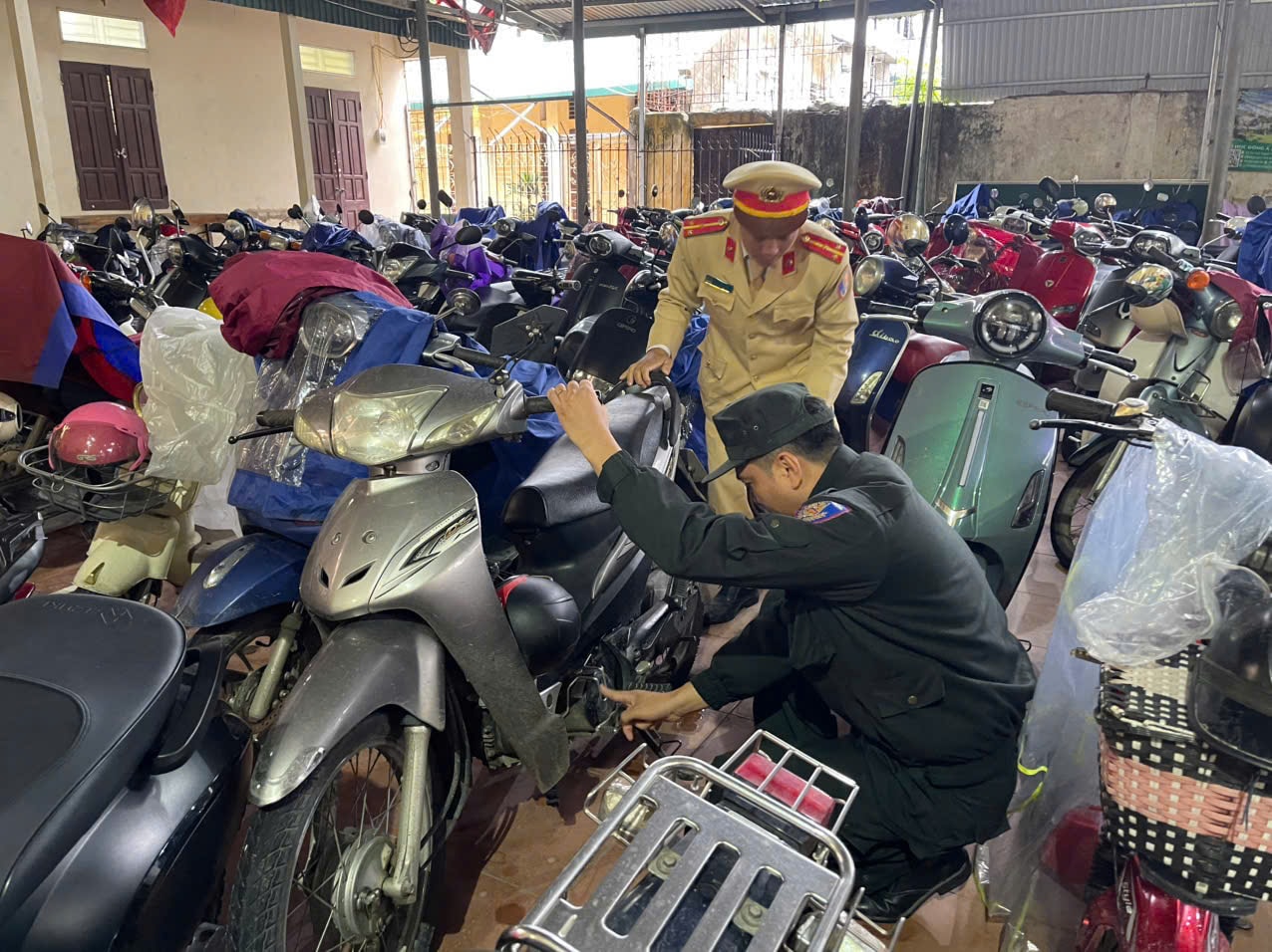 Lực lượng chức năng kiểm tra bãi trông giữ xe (ảnh: Cục CSGT).