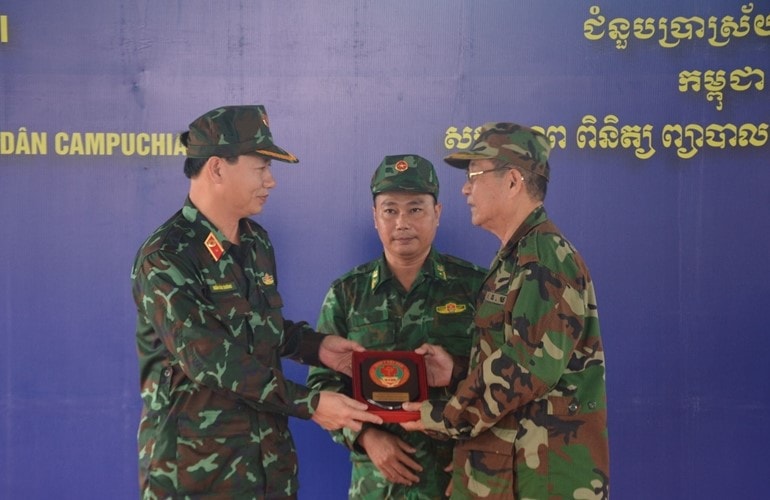 Lãnh đạo Cục Quân y Việt Nam trao quà tặng Cục Quân y Campuchia.
