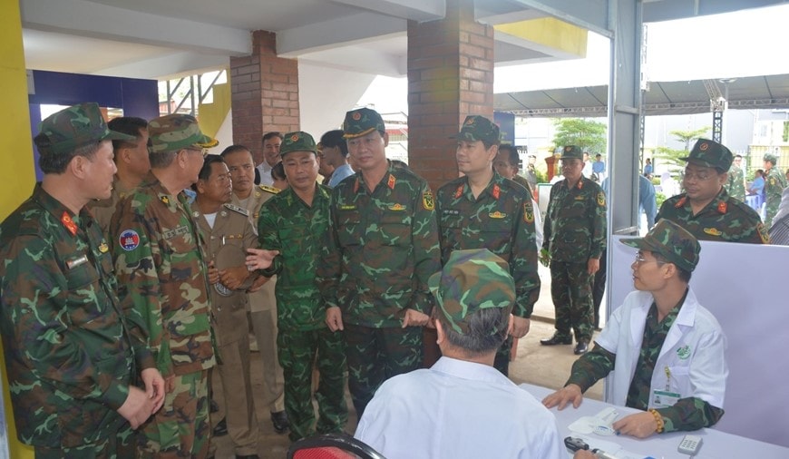 Lãnh đạo Cục Quân y hai nước và các đại biểu thăm, kiểm tra khu khám bệnh.