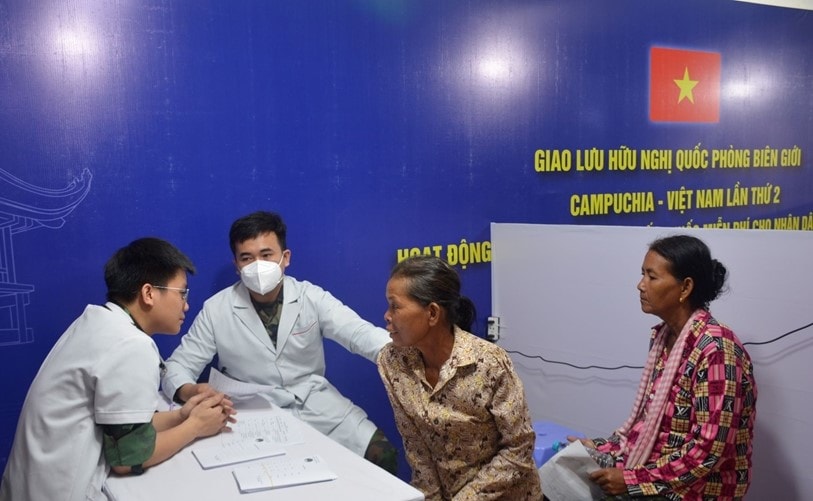 Các y, bác sĩ quân y hai nước khám bệnh cho người dân Campuchia.