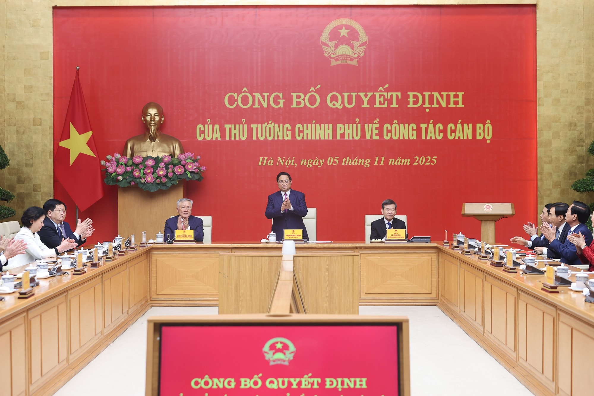 Thủ tướng trao quyết định bổ nhiệm Phó Tổng Thanh tra Thường trực Thanh tra Chính phủ cho đồng chí Nguyễn Quốc Đoàn- Ảnh 1. Thủ tướng trao quyết định bổ nhiệm Phó Tổng Thanh tra Thường trực Thanh tra Chính phủ cho đồng chí Nguyễn Quốc Đoàn- Ảnh 1.